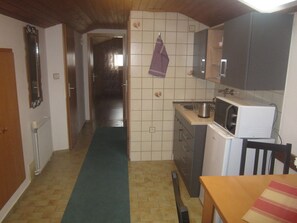 Kühlschrank, Mikrowelle, Wasserkocher mit Kaffee-/Teezubehör