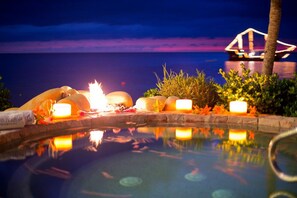 Utendørsbasseng og et oppvarmet basseng