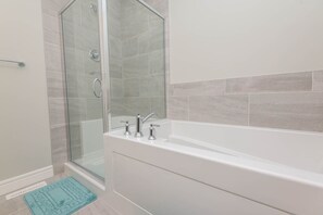 Shower, towels, soap, shampoo - Romantic and Cozy two storey beautiful home (Edmonton)