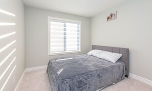 3 bedrooms, WiFi, bed sheets - Romantic and Cozy two storey beautiful home (Edmonton)