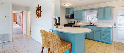 冷蔵庫、電子レンジ、オーブン、コンロ