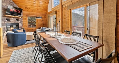 Secluded Mountain Retreat perfect for nature lovers,Hot Tub, 20 mins from skiing