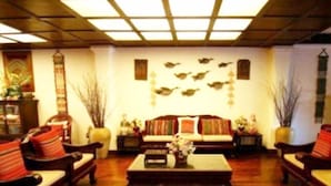 Una sala de estar tradicional con un conjunto de sofá, una mesa de centro y elementos decorativos.