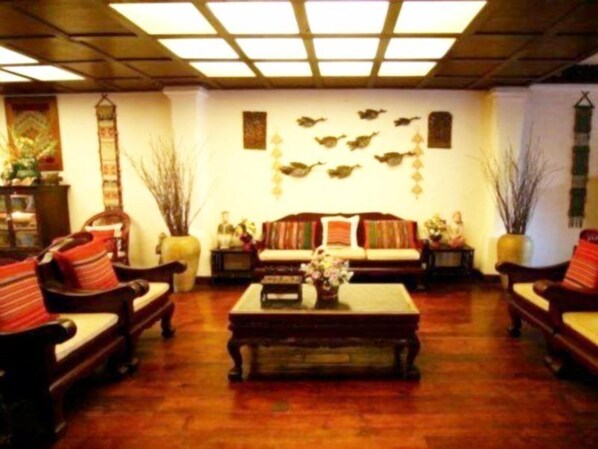 A traditional living room with a sofa set, a coffee table, and decorative items. - Mae Hong Son Mountain Inn and Resort (Mae Hong Son)