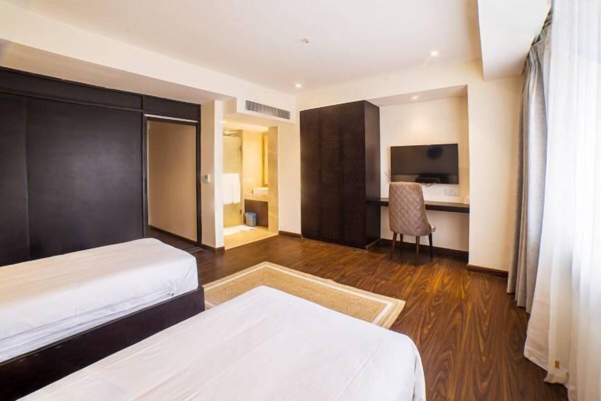 Premium bedding, pillow-top beds, minibar, in-room safe