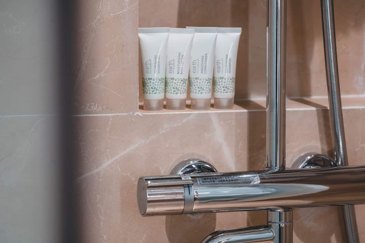 1 sovrum, sängtillbehör av högsta kvalitet, bäddmadrasser och minibar