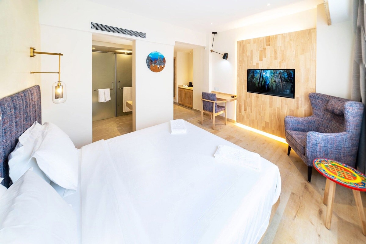 Premium bedding, pillowtop beds, minibar, in-room safe