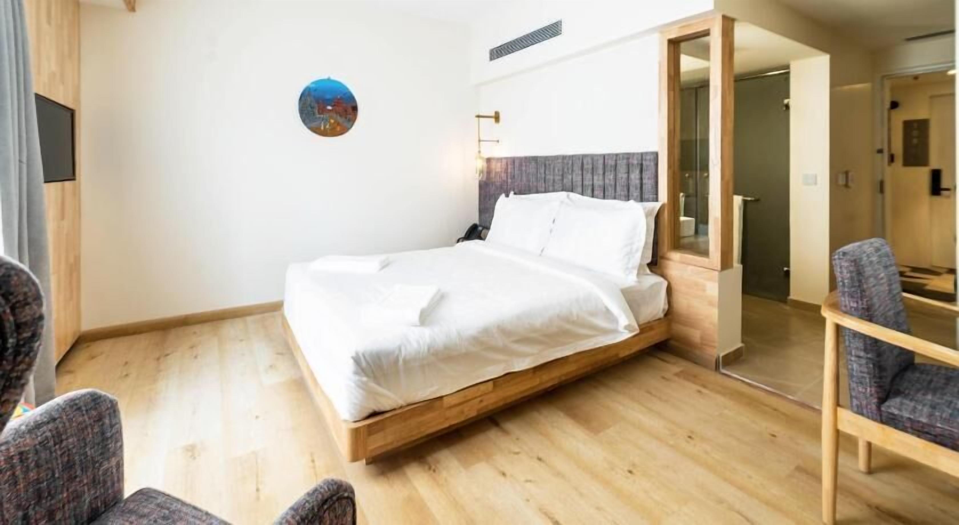 Ylelliset vuodevaatteet, pillowtop-patjalliset sängyt, minibaari