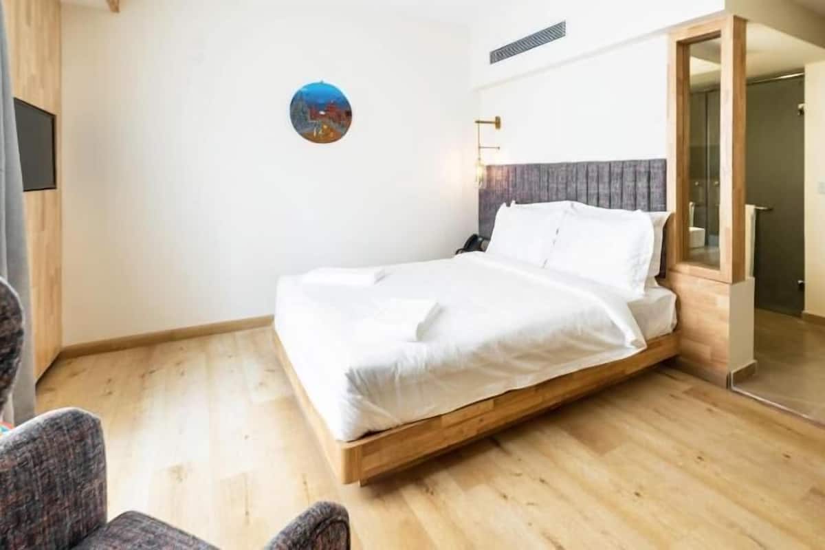 Sengetøy av topp kvalitet, senger med overmadrass og minibar