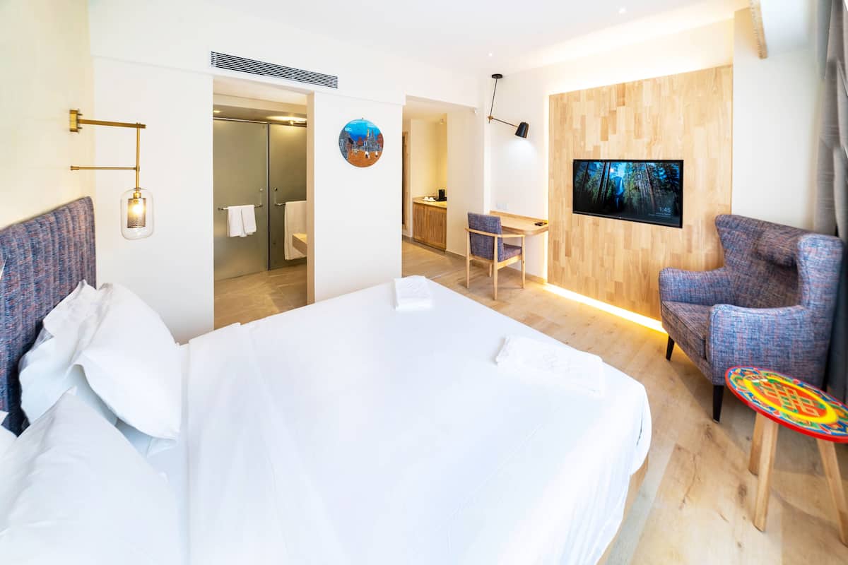Deluxe dubbelrum | 1 sovrum, sängtillbehör av högsta kvalitet, bäddmadrasser och minibar