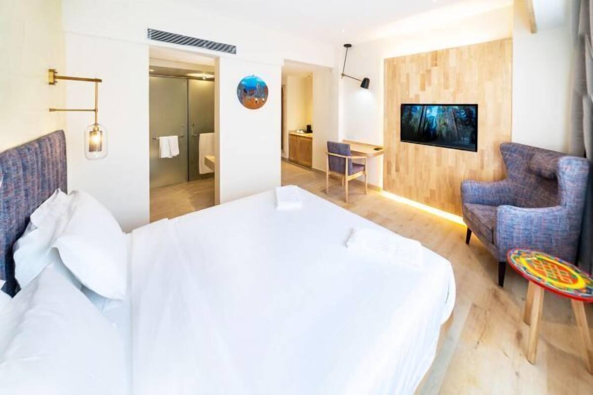 Premium bedding, pillow-top beds, minibar, in-room safe