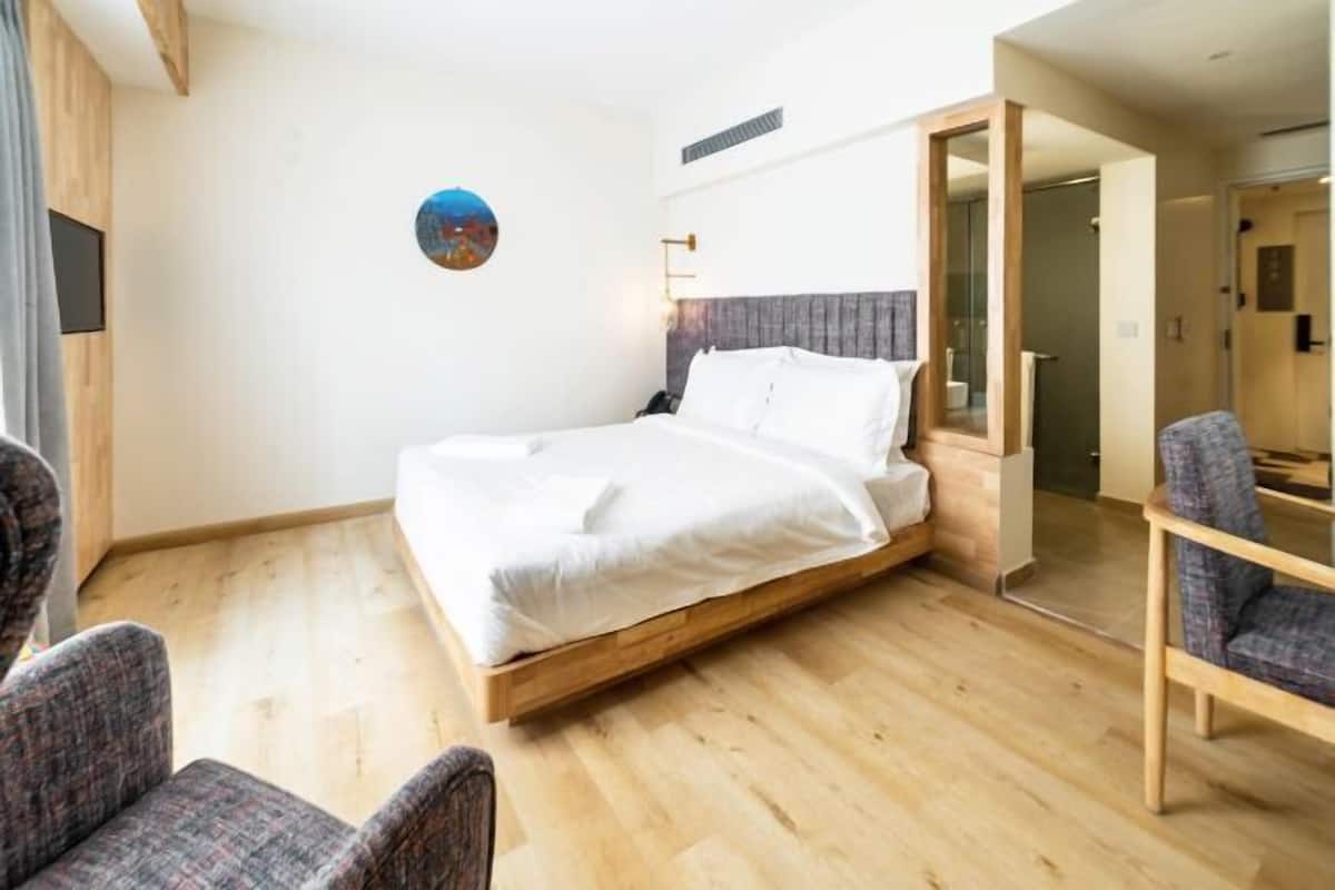 Sengetøy av topp kvalitet, senger med overmadrass og minibar