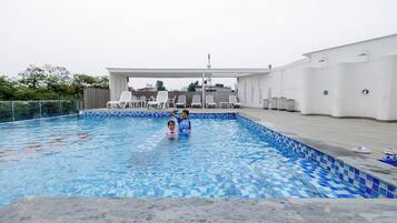 Una piscina al aire libre