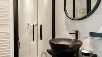 Douche, sĂšche-cheveux, bidet, serviettes fournies