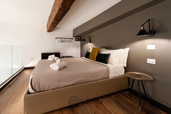 6 bedrooms, iron/ironing board, WiFi, bed sheets