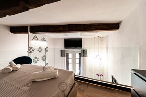 6 bedrooms, iron/ironing board, WiFi, bed sheets