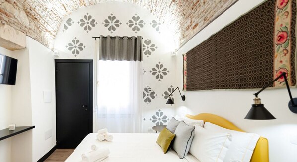 6 bedrooms, iron/ironing board, WiFi, bed sheets