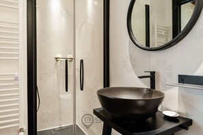 Douche, séchoir à cheveux, bidet, serviettes fournies