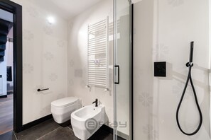 Dusche, Haartrockner, Bidet, Handtücher
