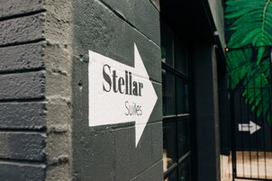 Señal direccional para 'Stellar Suites', indicando dirección a la derecha.