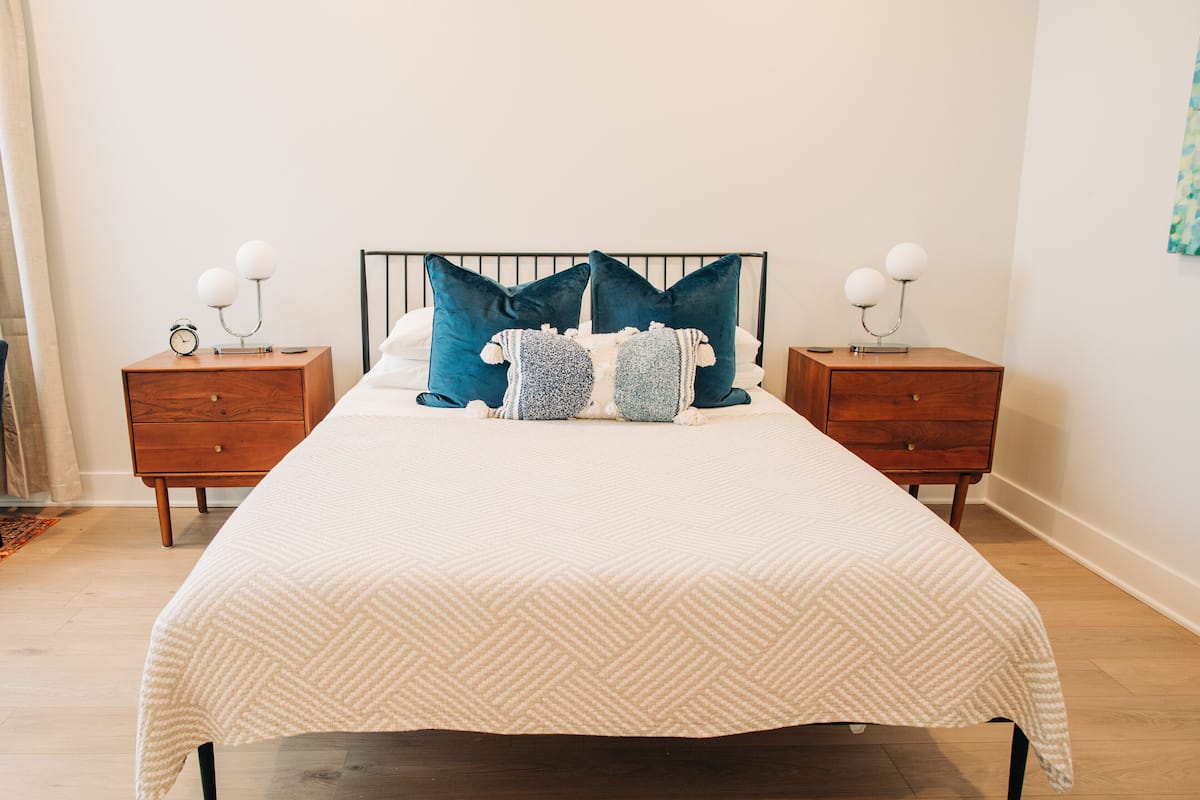 Suite superior, 1 cama Queen size, para no fumadores, vista a la ciudad | 2 habitaciones, ropa de cama de alta calidad y edredón