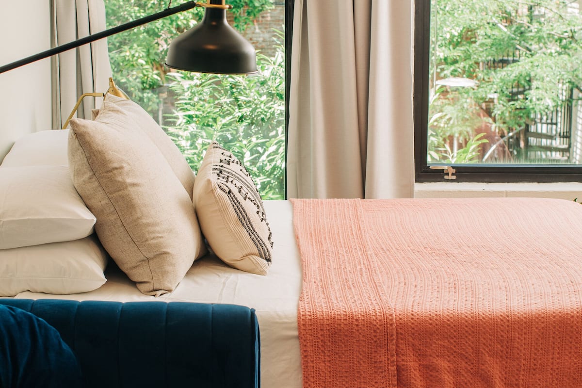 Suite tradicional, 1 cama Queen size, para no fumadores, vista al patio | 2 habitaciones, ropa de cama de alta calidad y edredón