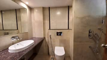 Standaard tweepersoonskamer | Badkamer | Een douche, een regendouche, gratis toiletartikelen, een haardroger