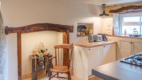Cotswold Way Cottage, Rodborough - sleeps 4 guests  in 2 bedrooms