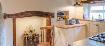 Cotswold Way Cottage, Rodborough - sleeps 4 guests  in 2 bedrooms