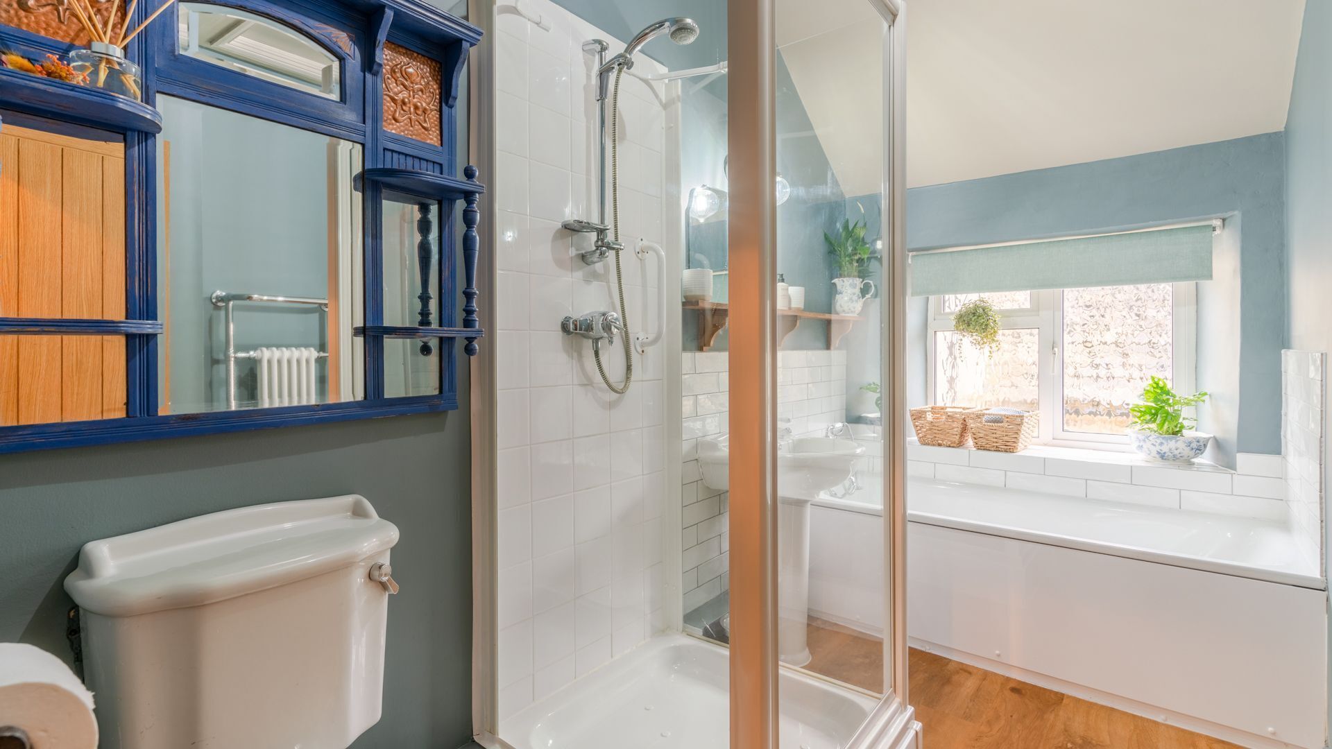 Combined shower/bathtub, hair dryer, towels