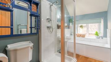 Combined shower/bathtub, hair dryer, towels