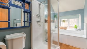 Combined shower/tub, hair dryer, towels