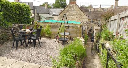 Cotswold Way Cottage, Rodborough - sleeps 4 guests in 2 bedrooms
