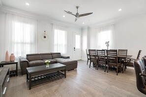 Smart TV - Newly constructed 4 Bed luxury house with Private Heated Pool (New Orleans)