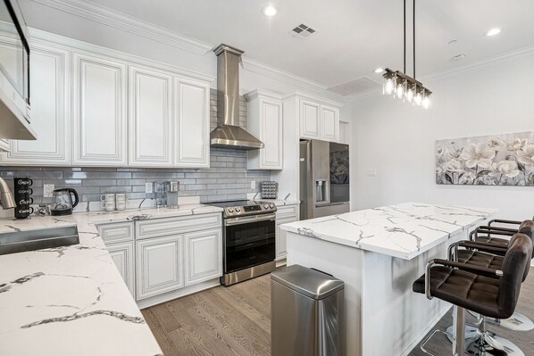 Fridge, microwave, oven, stovetop - Newly constructed 4 Bed luxury house with Private Heated Pool (New Orleans)