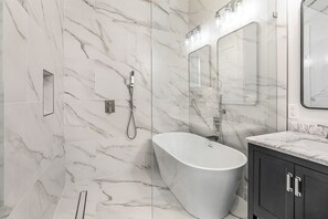 Douche, séchoir à cheveux, serviettes fournies, savon
