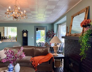 Smart TV, fireplace - Pioneer Heritage Apt 3 Historic Downtown Ridgefield (Ridgefield)