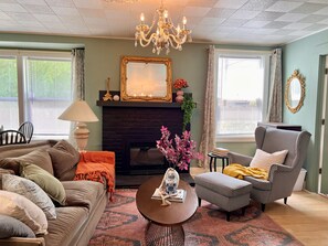 Smart TV, fireplace - Pioneer Heritage Apt 3 Historic Downtown Ridgefield (Ridgefield)