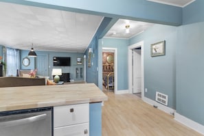 Interior - Pioneer Heritage Apt 3 Historic Downtown Ridgefield (Ridgefield)