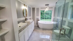 Douche, baignoire à remous, séchoir à cheveux, serviettes fournies