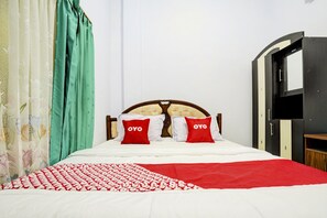 Standard Double Room | Desk, free WiFi, bed sheets
