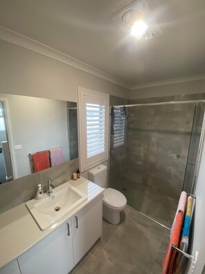 Dusche, Handtücher, Seife, Shampoo