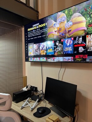 Suite estudio básica | Área de sala de estar | Smart TV de 50 pulgadas con canales digitales, televisión y Netflix 