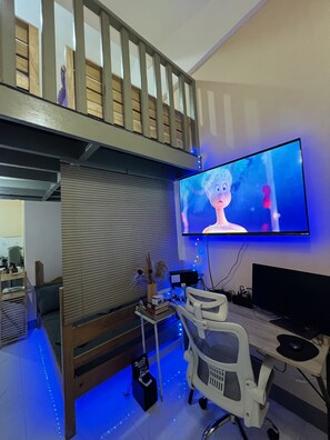 Estudi en suite bàsic | Sala d'estar | Televisor intel·ligent de 50 polzades amb canals digitals i televisor