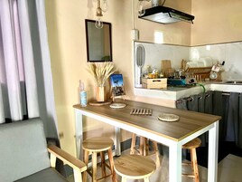 Basic Studio Suite | In-room dining