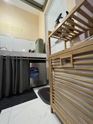Estudi en suite bàsic | Cuina privada | Frigorífic petit, placa de cuina i arrossera