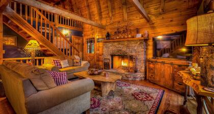 Aska Adventure Cabin on 3 Acres • Hot Tub • Screened Decks • Game Loft