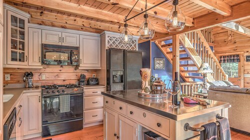 Spacious private cabin with hot tub, fireplace ~15 mins from Blue Ridge