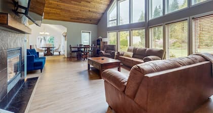 Riverfront dog-friendly oasis with hot tub, firepit & W/D - close to trails
