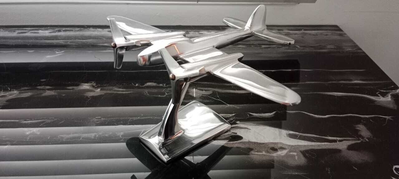 Ein Modellflugzeug auf einer spiegelnden Oberfläche.
